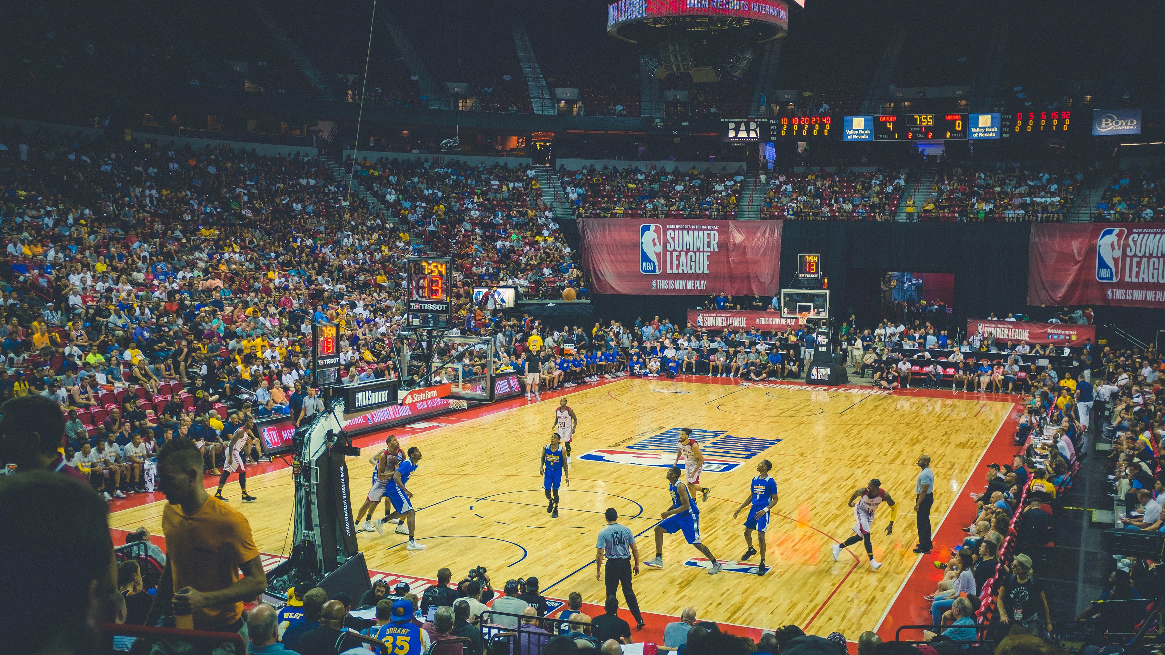 爱游戏-卡普尔的突破技巧与强大冲击力，让袋鼠队在进攻中拥有多种选择